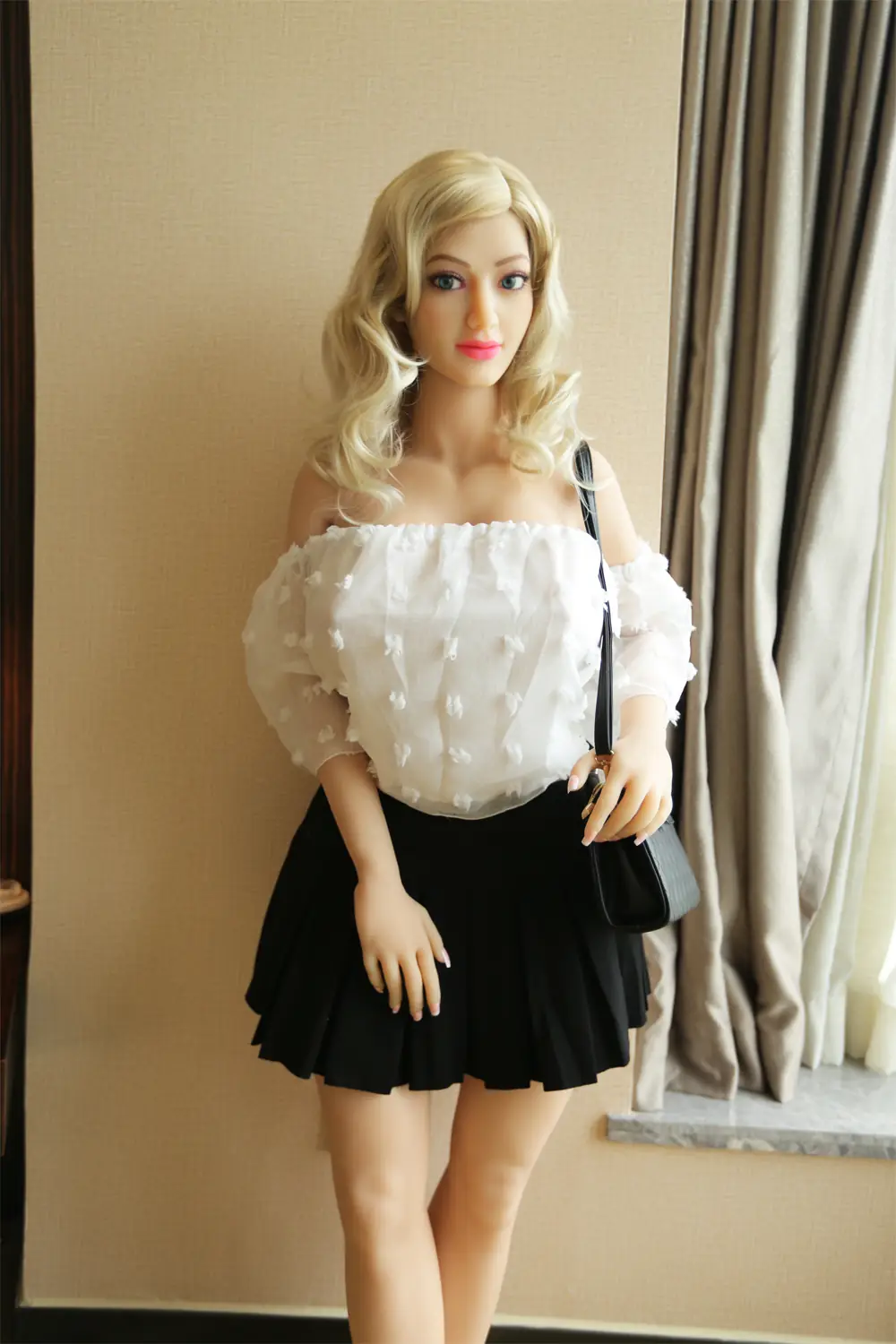 Josie 160cm – Boneca CLM em TPE, tom amarelo product view
