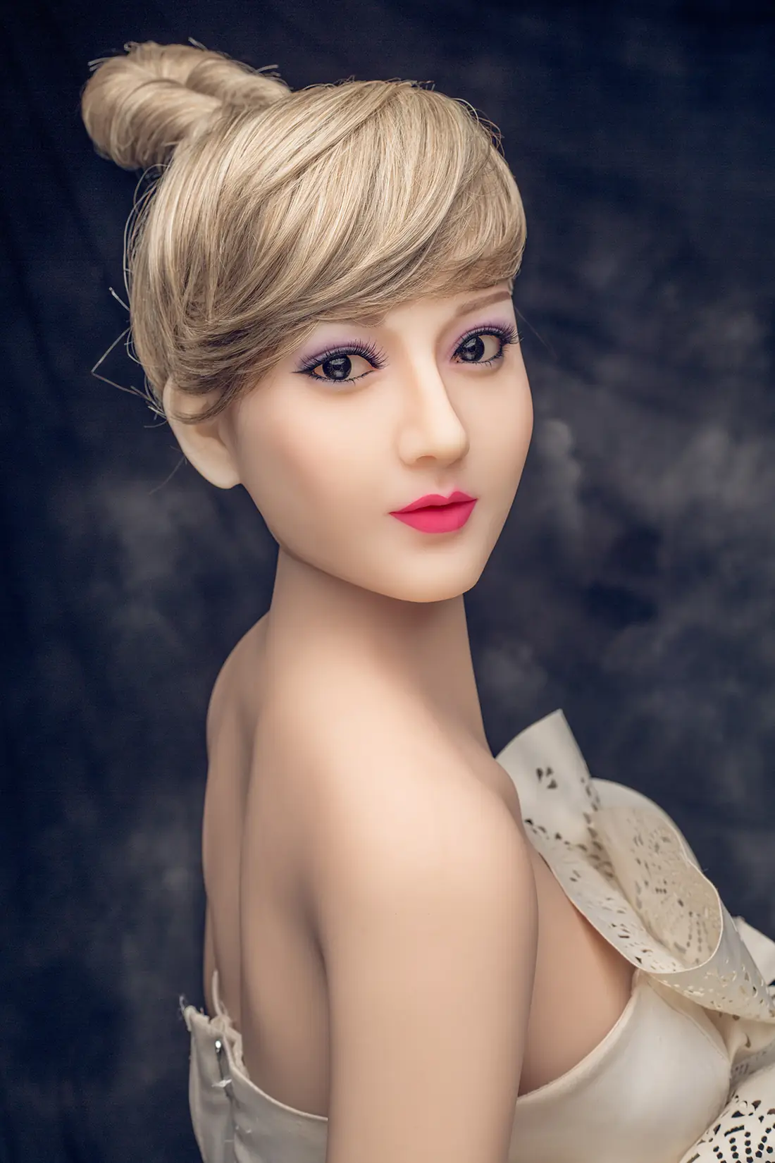 Esther 158cm – Boneca CLM em TPE, tom amarelo product view
