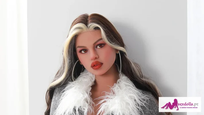 Retrato do modelo Duplanty com cabelo comprido e madeixas claras junto ao rosto