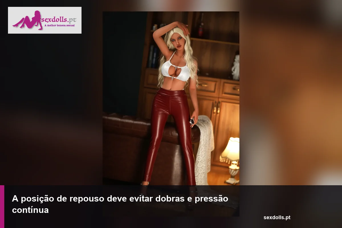 Boneca adulta vestida numa posição de repouso para ilustrar dobras e pontos de apoio