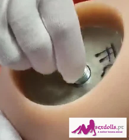 Detalhe de uma peça metálica na base de uma cabeça, durante uma demonstração de encaixe