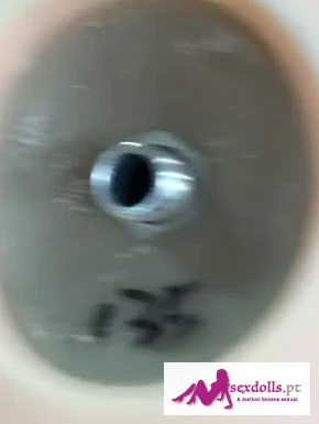 Abertura metálica na base de uma cabeça apresentada num vídeo de montagem por rotação
